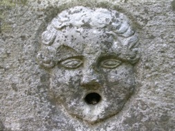 particolare portale in pietra
